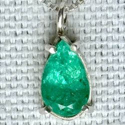 Colombian teardrop shape emerald pendant , silver 925, real natural emerald, Carats 2