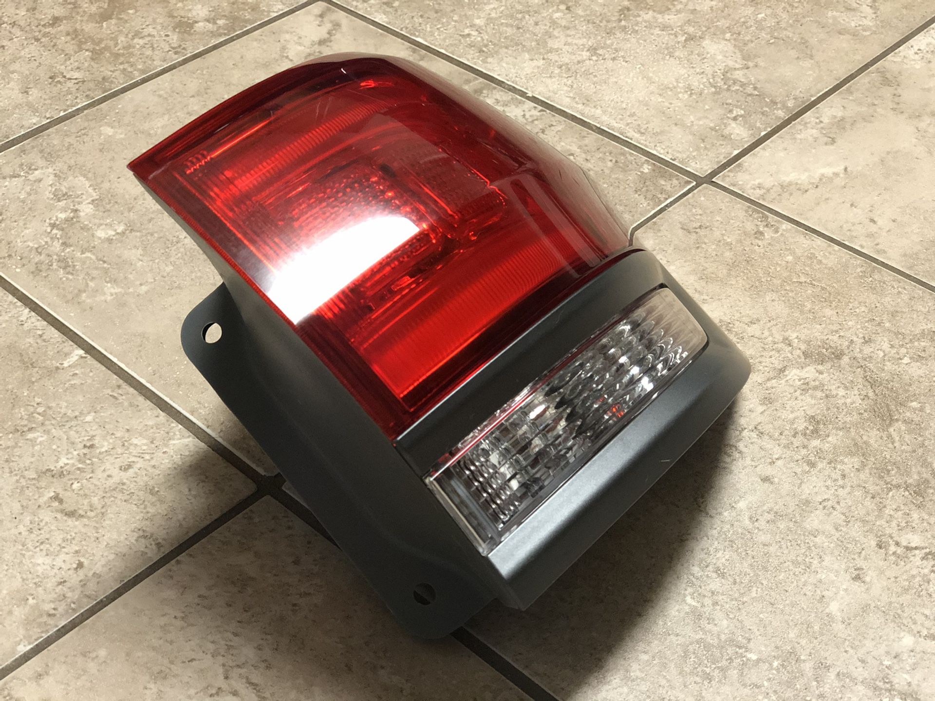 2014-2015 Jeep GRAND CHEROKEE Right Outer Taillamp