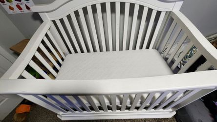 Wood crib  2 in 1 bed adjustable height