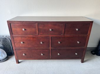 7-Drawer Solid Wood Dresser - Sturdy & Classic 