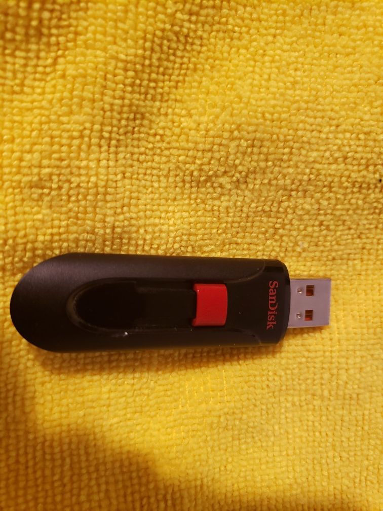 ESTOY VENDIENDO ESTE USB CON MUSICA DEL 2019 EN FOLDERS SON CASI 32GB DE MUSICA