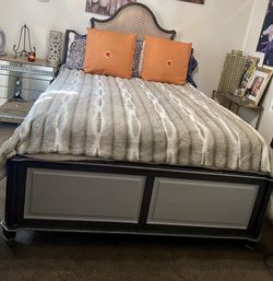Beautiful Queen ‘ACME Furniture, Bedframe