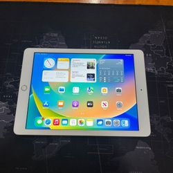 Apple iPad 5 32GB Wifi 9.7” Fully Functional Netflix//Youtube//Roblox