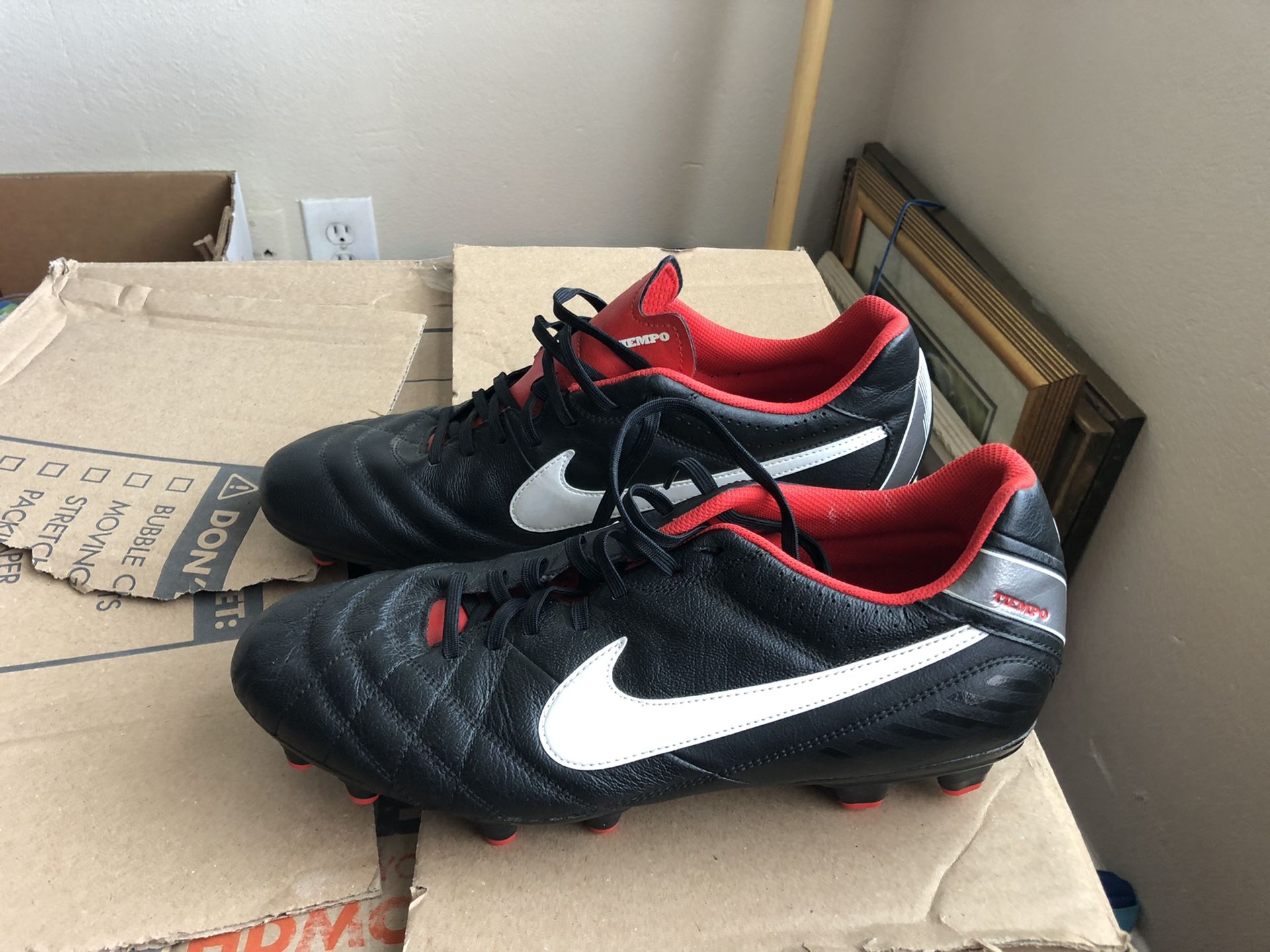 Soccer shoes