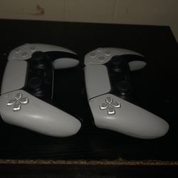 2 Ps5 Controllers