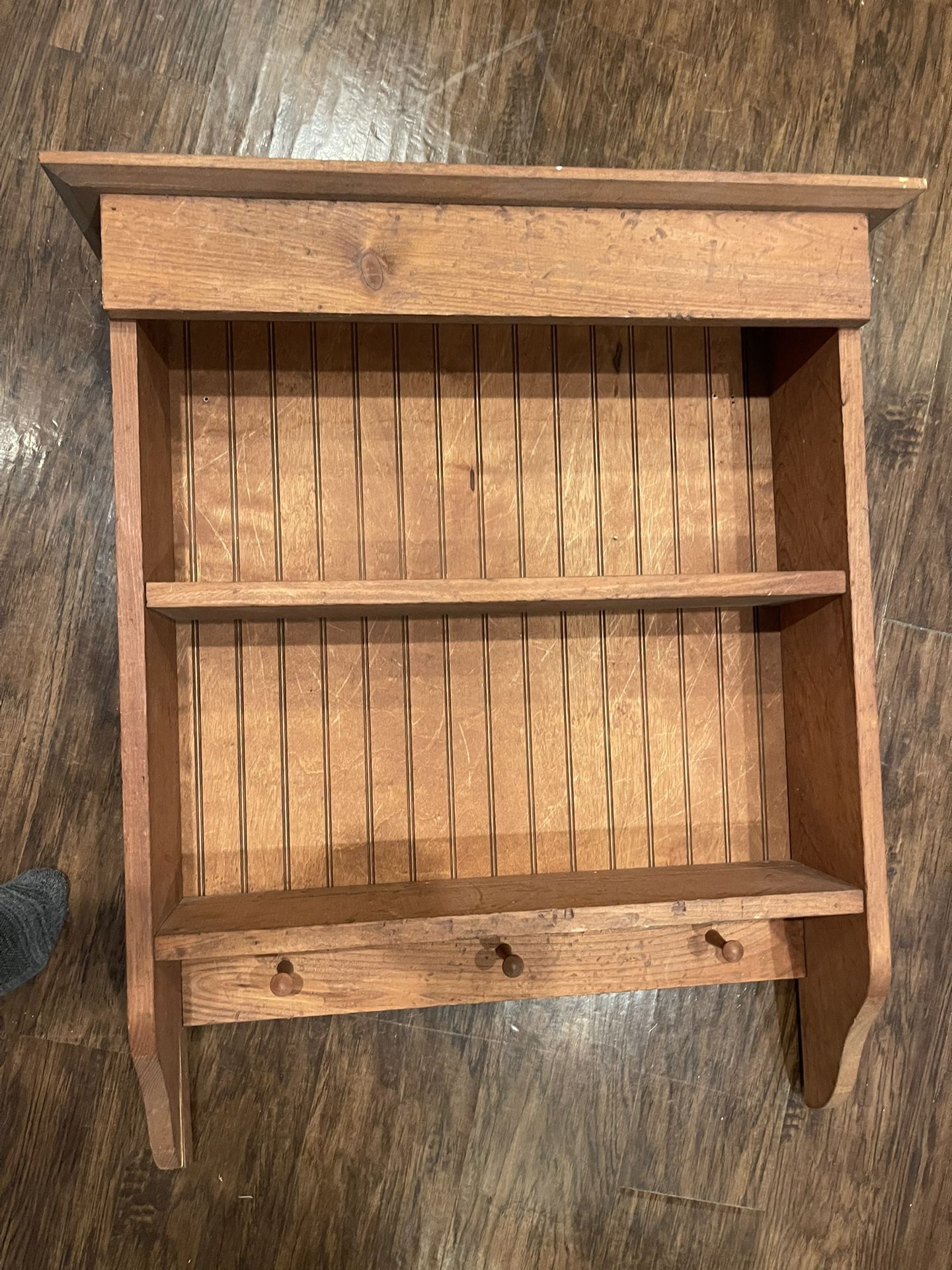 Large American Country rustic solid wooden 3 tier wall shelf with 3 peg hooks and 2 plate grooves