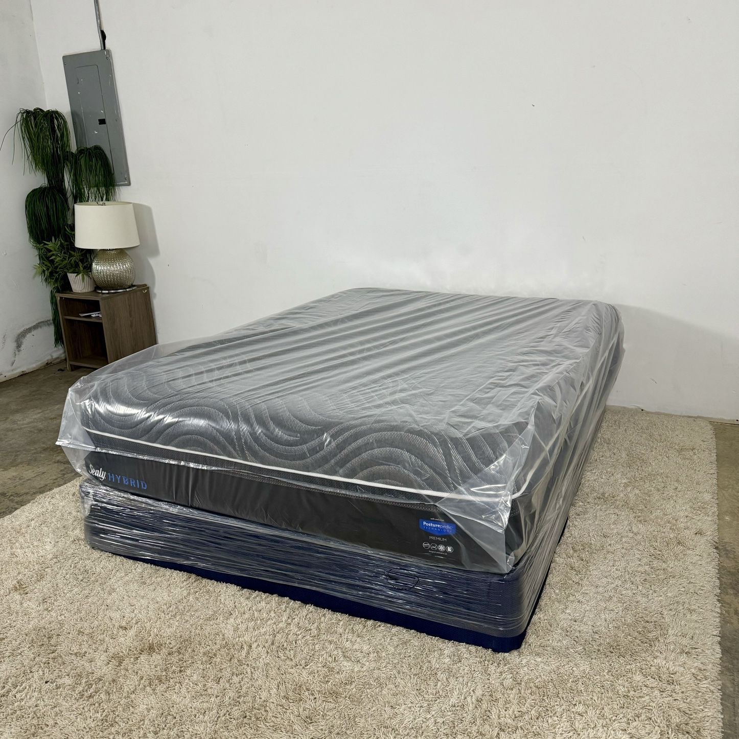 Queen Sealy Posturepedic Hybrid Mattress (Delivery Is Available)