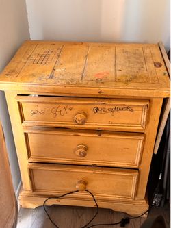 Dresser with 3 drawers