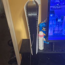 ps5 everything works on it comes with one controller 