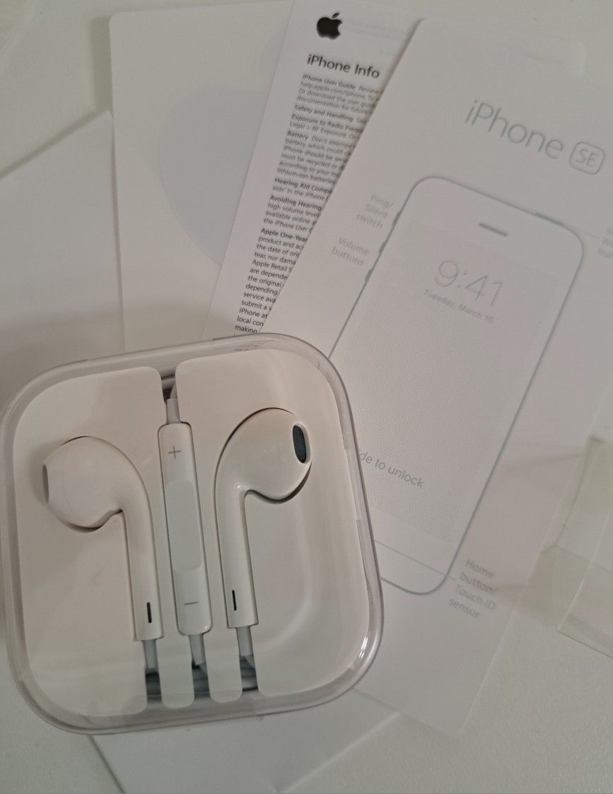 Apple Wired EarPods with Lightning Connector ( iPhone SE)