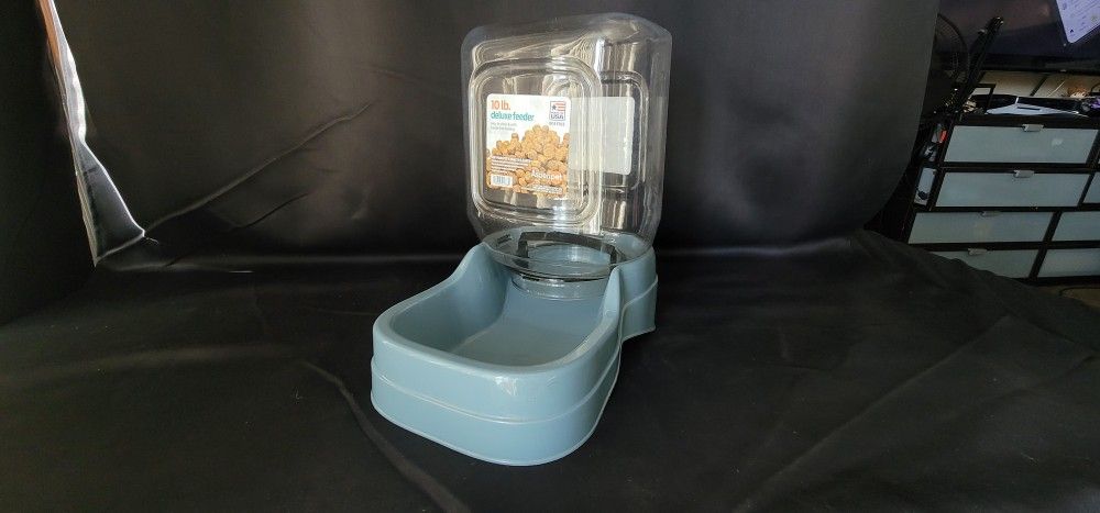 Pet Feeder (10 Lb. Capacity)