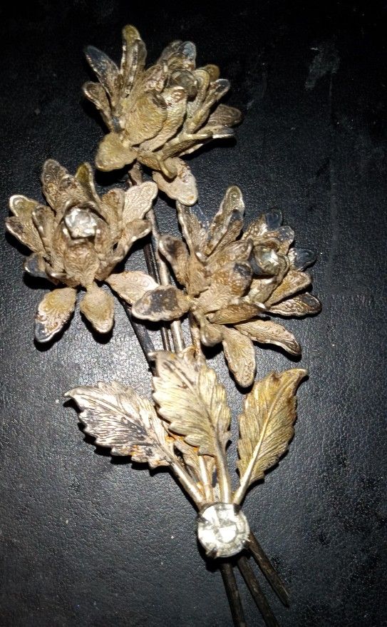 3 Golden Flowers White White Stones Vintage