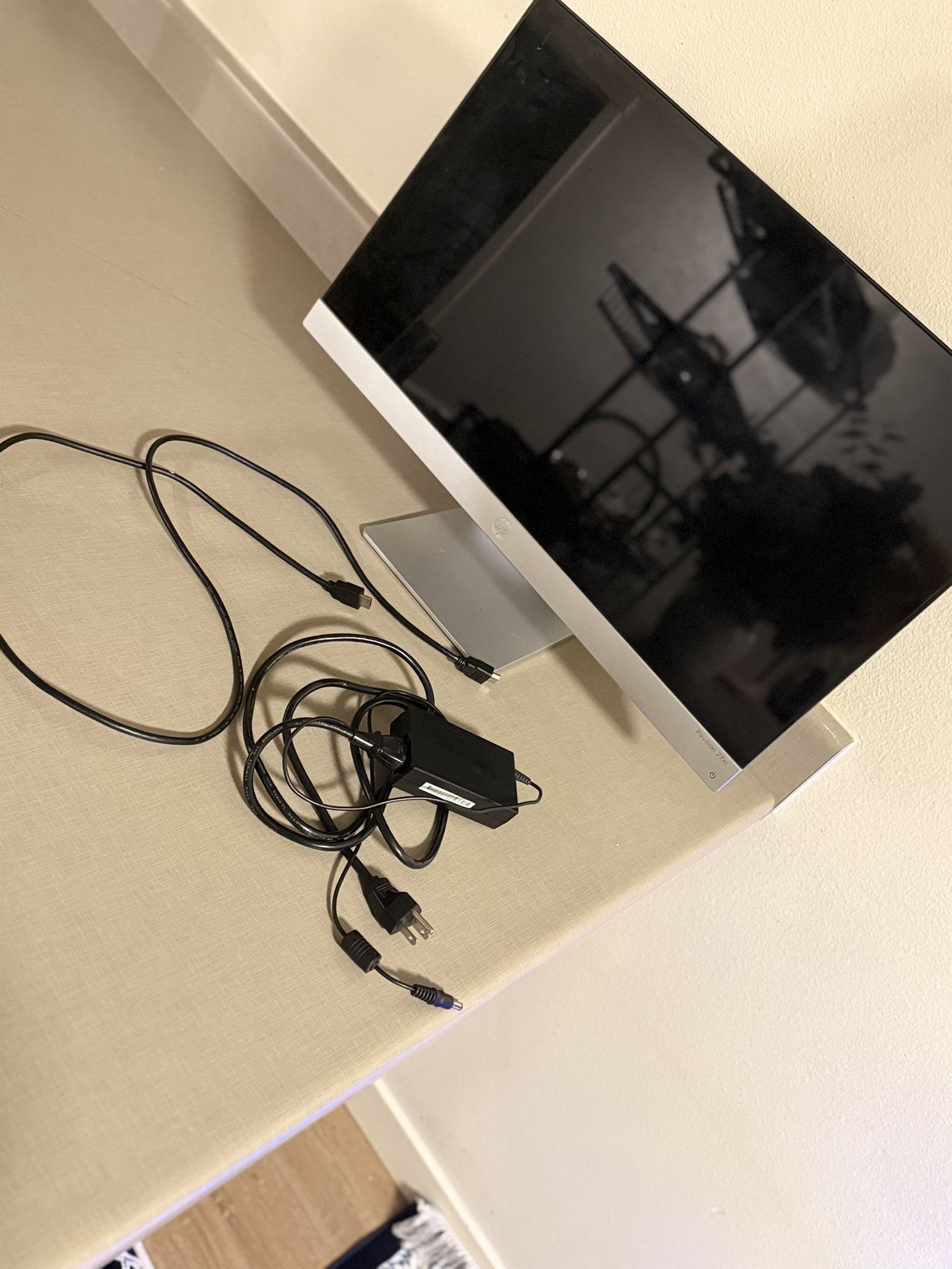 21” HP Monitor – Great Condition – Includes Cables