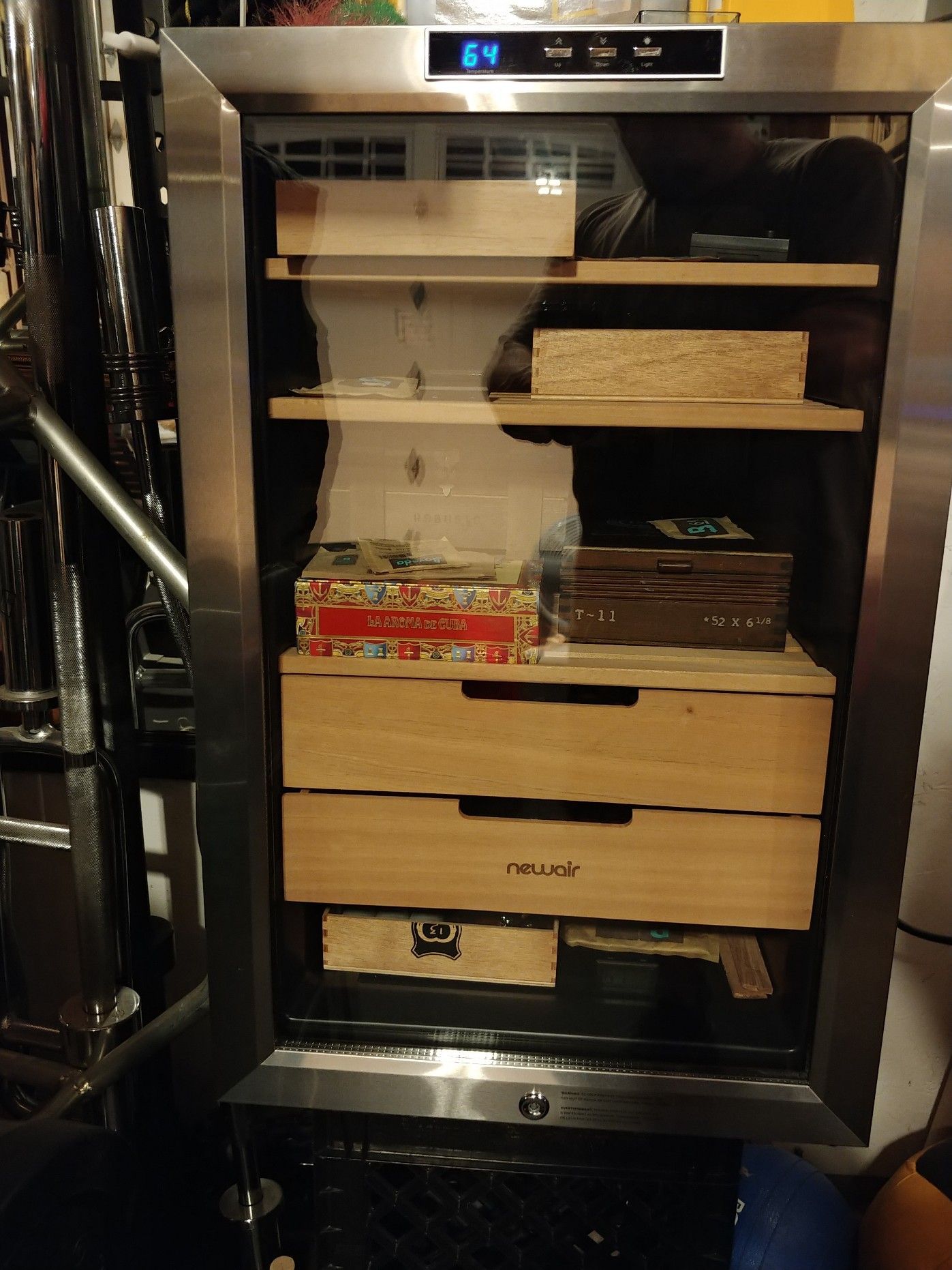 Newair CC-300 H. Humidor 400+ count with heat and cooling like new