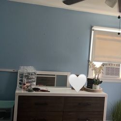 Dresser With Mirror 