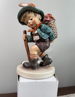 Goebel Hummel 1971 "Flower Vendor" Boy With Flowers #381 Figurine