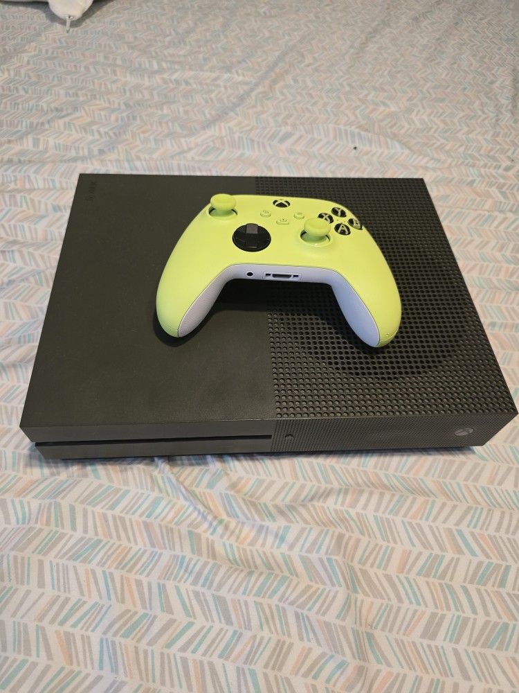 Xbox One S w/ Controller