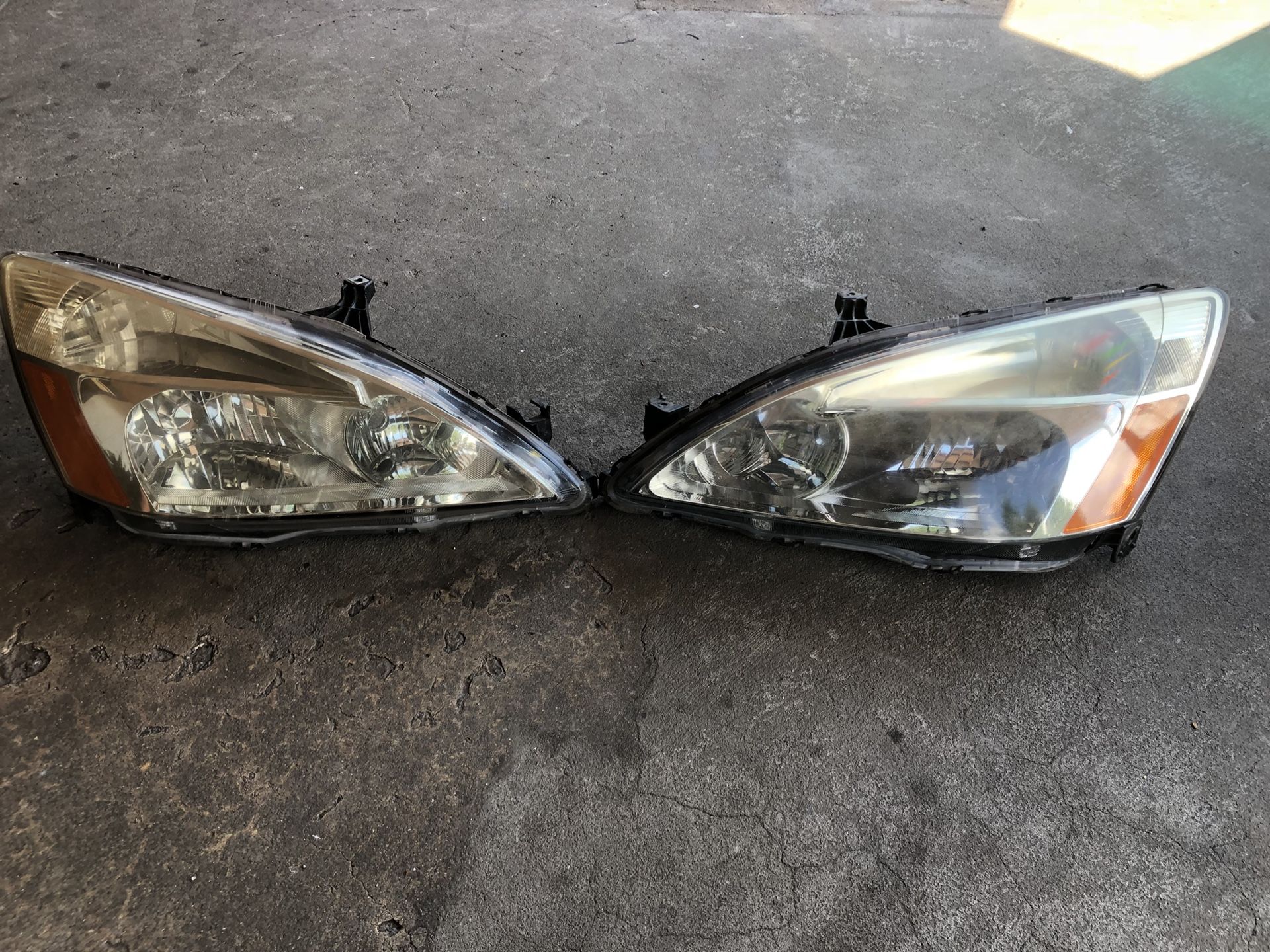 Headlights for a 03 to 05 Honda Accord