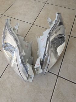 07-11 Toyota Yaris Headlights 