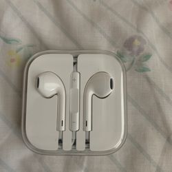 Apple EarPods with 3.5mm Headphones 