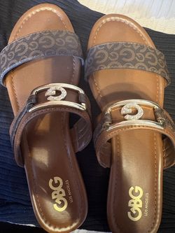 GBG DARK BROWN GOLD SANDALS Sz 9