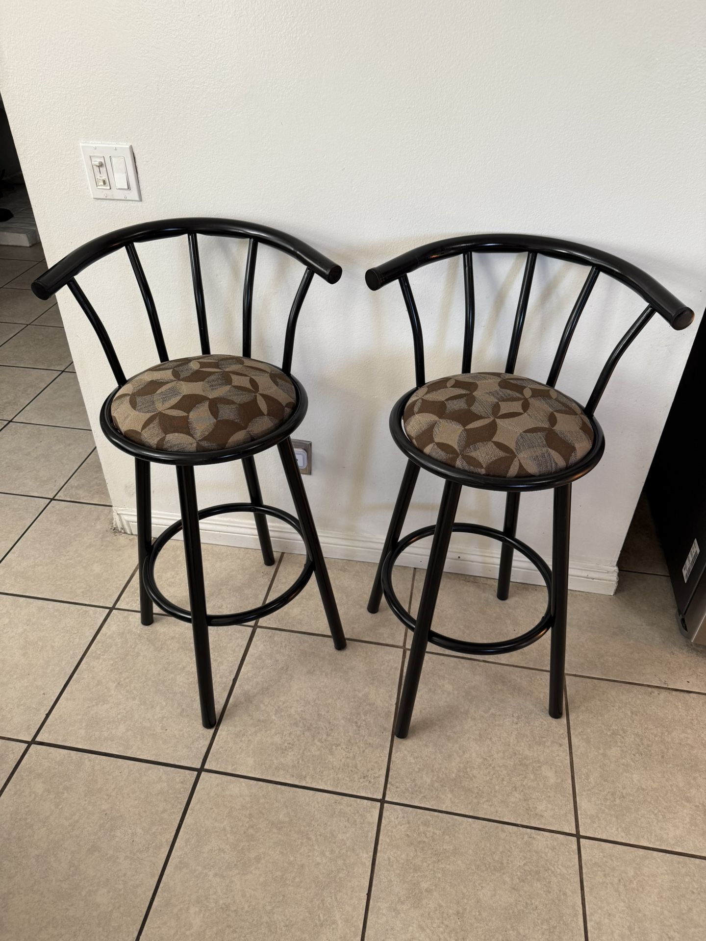 2 DECOR BAR STOOLS