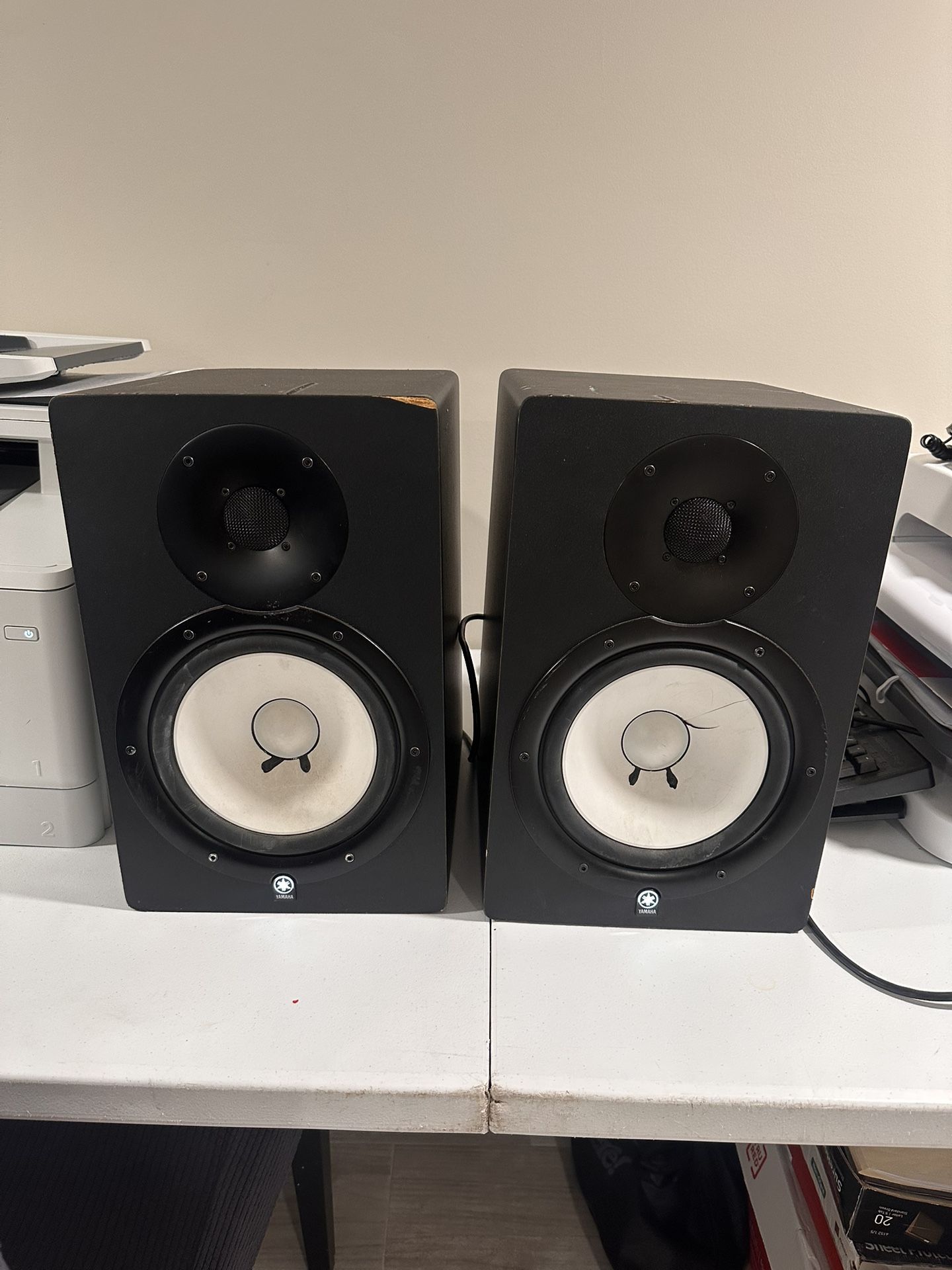 Yamaha HS-80M Studio Monitors – 2 Speakers + Stands