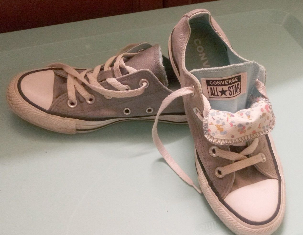 Women's size 6 Converse - great condition
