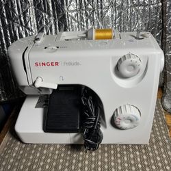 SINGER 8280 SEWING MACHINE FULLEY SERVICED THIS LITTLE SEWING MACHINE IS SUPER STRONG AND FAST
