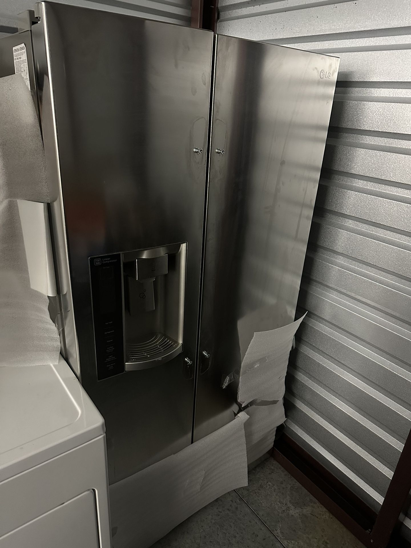 LG Refrigerator – Excellent Condition