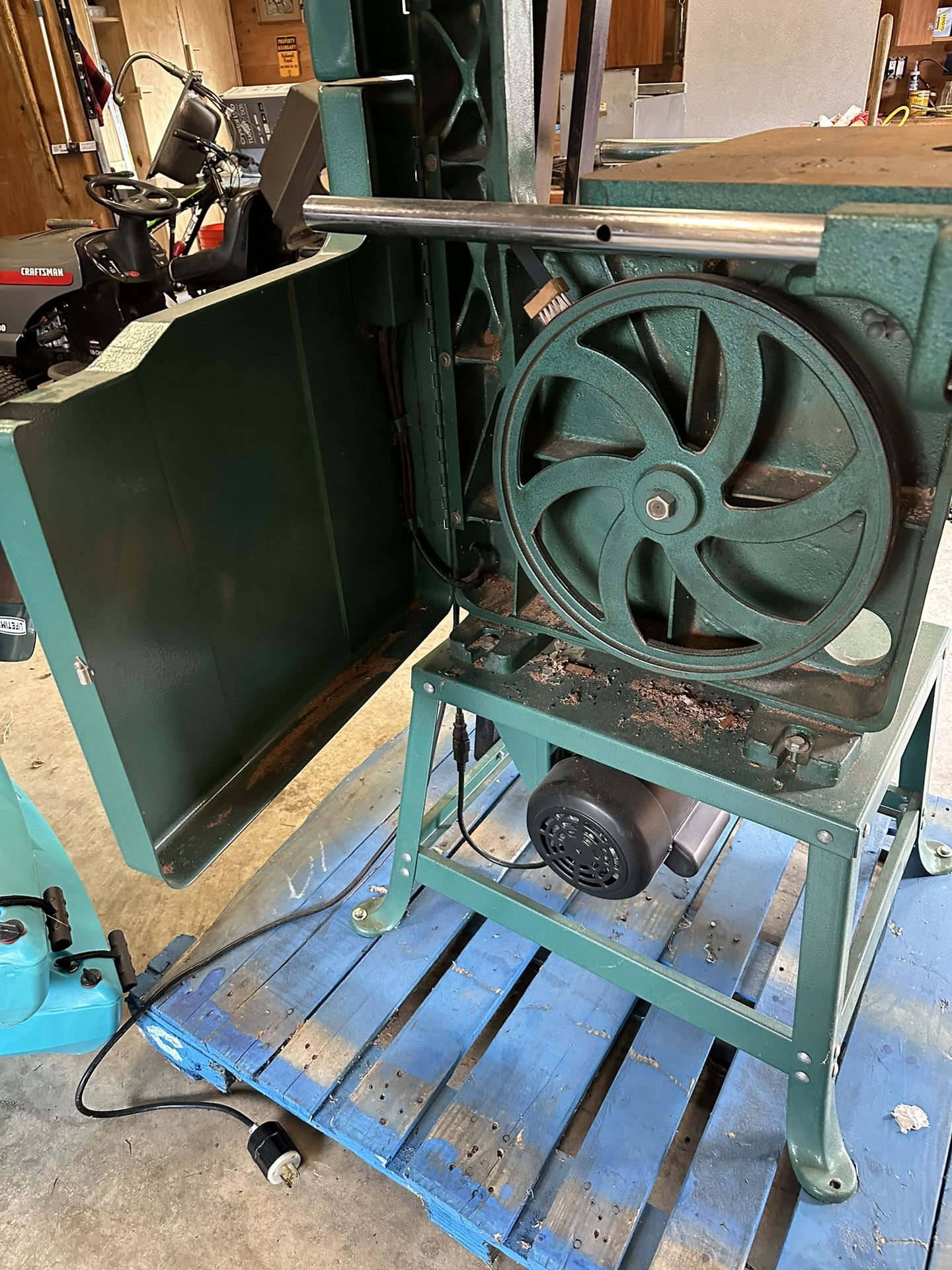 Grizzly industrial 16 Inch Bandsaw for Sale in Grays Harbor County, WA