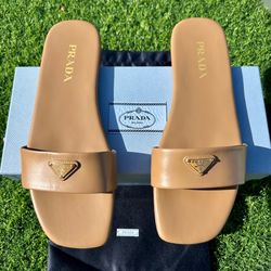 PRADA SLIDE SANDAL MULE CARAMEL BROWN LEATHER WITH METAL TRIANGLE LOGO SZ 41 NEW