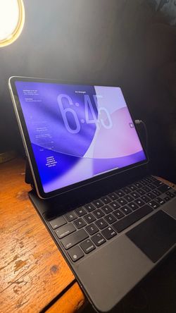 iPad Pro (12.9-inch) (6th generation) with Magic Keyboard Apple