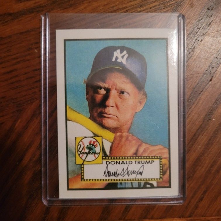 TRUMP/MICKEY MANTLE POSE BASEBALL CARD-MINT