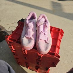 Women's Size 6 Pink Suede Puma Tennis Shoe