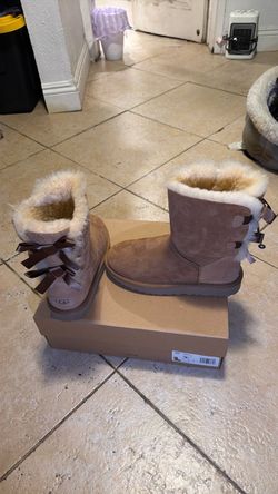 UGG Mini Bailey Bow Boots size 6