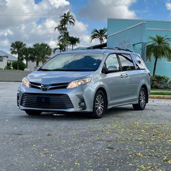 TOYOTA SIENNA LE MINIVAN 4D 2020 GRAY 