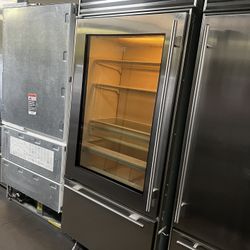 Sub Zero 36”Wide Built In Bottom Freezer Glass View 
