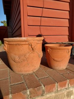 2 ceramic lion pots
