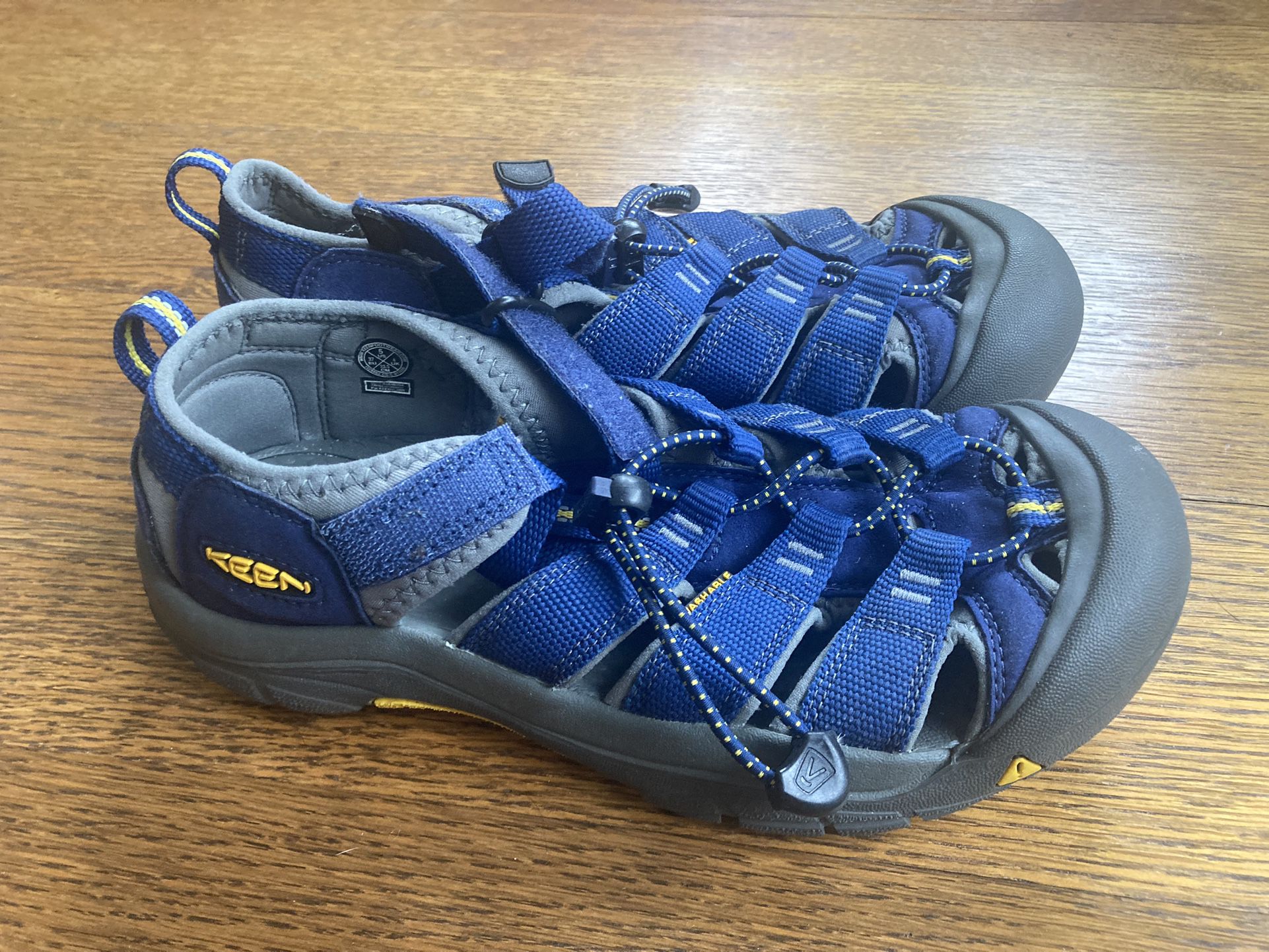 Size 5 Youth Keen Water Shoes