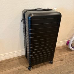 American Tourister Large Hard-Shell Spinner Luggage