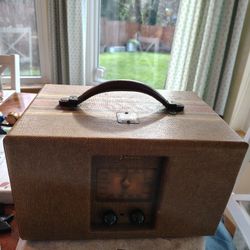 Vintage 1(contact info removed)? Emerson Model CE 259 Portable Tube/ Battery Radio