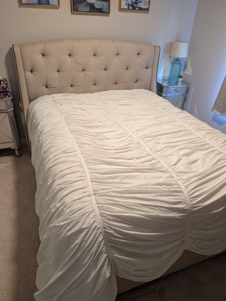 Queen Mattress With Tufted Bed Frame And Nightstands 