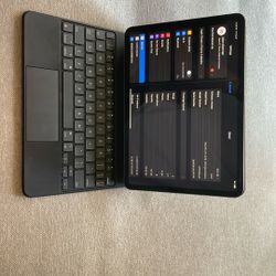 I Pad Pro Second Gen 128 GB With Magic Keyboard And Apple Pencil
