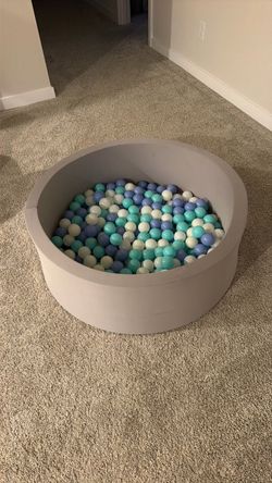 35” Foam ball pit - 250 balls included