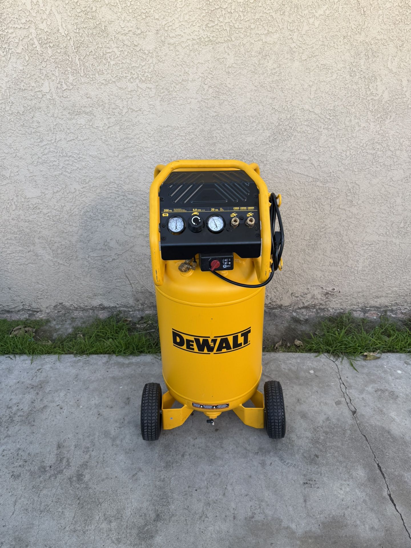 DEWALT XTREME Quiet 2 Stage 20-Gallon Portable Electric 200 PSI Vertical Air Compressor