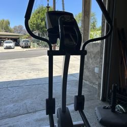 Life Fitness cross trainer elliptical, like new