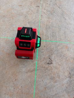 Self-leveling lacer