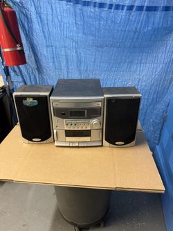 Stereo system with speakers 
