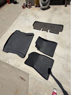 Used Tesla model 3 all-weather mats and hubcaps
